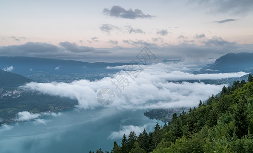 夏天海云下的阿讷西山爬雪图片