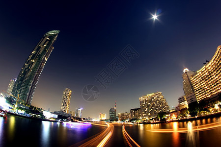 城市的旅游地标泰国曼谷黎明Sathorn桥的ChaoPhraya河上的光线小道图片