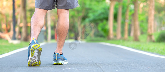 帕努瓦搭售活动在公园户外有运动鞋的青年员男子选手准备在外面的路上慢跑AsianFitness在早晨健康与体育概念中步行和徒运动图片