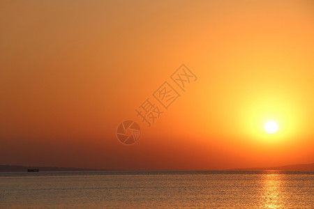 风景优美海滩暮清晨在红和橙色天空上美丽的日落风景在红海和橙色天空之上的美丽夕阳清晨令人惊叹的夏日黎明清晨在海洋上空的黎明图片