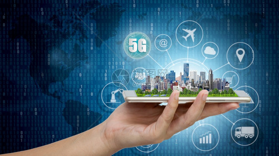 技术速度5G网络无线系统和各种事物的互联网智能城市和通信网络手持智能机现代城市模型连接全球无线装置网SmartCity和通信网络图片
