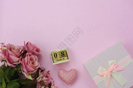 国际的女妇节假日装饰的空中图像表顶上视Flat字词8向快乐的妇女节行走粉色纸上有花盒和礼品的赛季标志Flat丝带图片