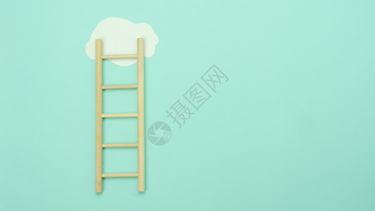 象征顶端木制梯子云层与纸质背景的阶梯相同商业增长和成功的概念复制版面空间摘要成功股票市场管理成就ThimCustranceCus图片