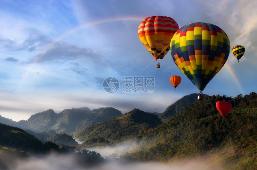 日出热气球飞过山顶清晨雾中彩虹在DoiInthanon观视点的天边清迈隐藏的天堂清迈温气球与风景山泰国优美图片