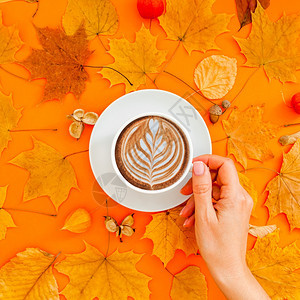 秋季背景上的咖啡拿铁图片