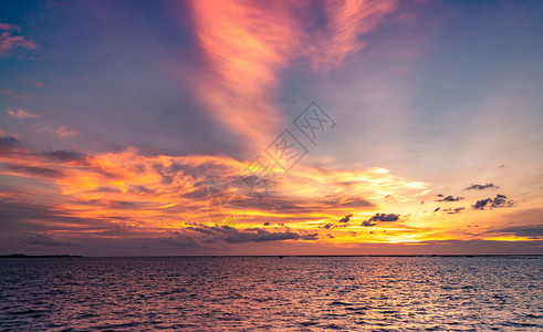 美丽的日落天空美丽的日落海滩夕阳黄昏海与热带在黄昏的三角橙和蓝天