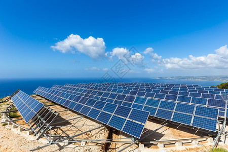 在希腊凯法洛尼亚海岸的可循环建筑中许多太阳能集光器在行列中的田地技术云场图片