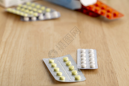 木桌上堆积的药物背景图片