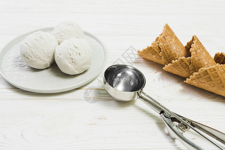 冰淇淋球华夫饼蛋白解析和高品质的美相独家在冰淇淋球华夫饼面彩蛋上高质量和清晰的美相概念白色照片男人图片