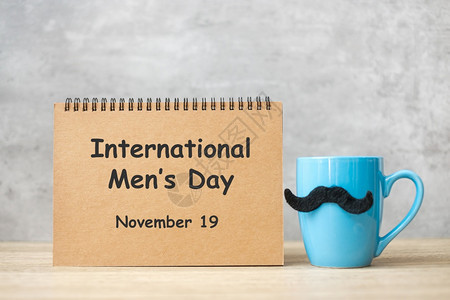 日记国际的信息男子日纸笔蓝咖啡杯或茶黑胡子装饰品在桌边快乐父亲节和庆祝概念图片