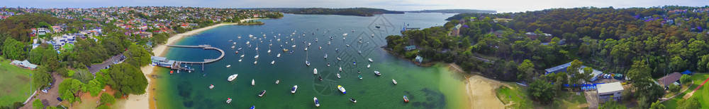 无人驾驶飞机对停靠船只的小城市港口空中全景地标游艇水图片