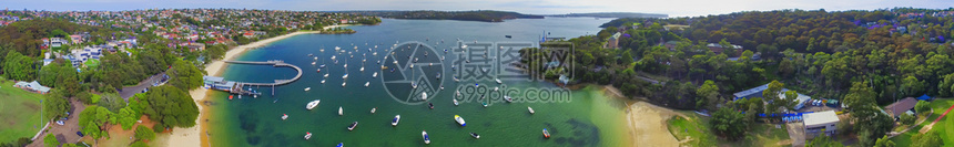 无人驾驶飞机对停靠船只的小城市港口空中全景地标游艇水图片