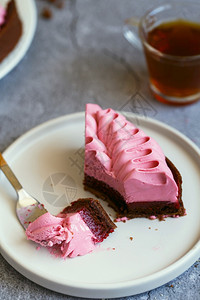 生日填充美味的迷你小果塔饼配坚和奶油一块蛋糕吃甜点叉纸杯蛋糕图片