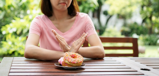 拒绝美食的女性特写图片