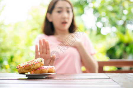 拒绝美食的女性图片