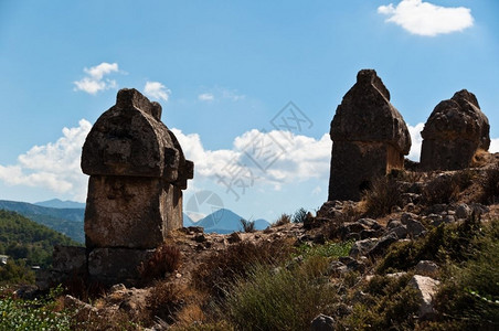 古典历史地点土耳其Tlos岩石切碎墓前古老棺的废墟图片