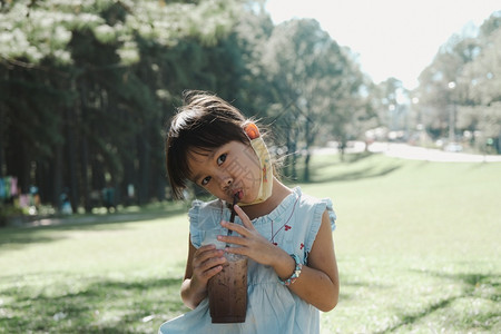 夏天户外可爱的小女孩图片