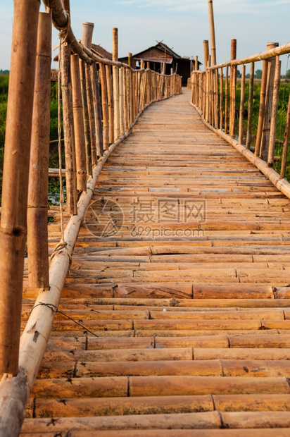 运河旅游的内莱湖布朗竹桥的棕缅甸内莱湖的褐竹桥吸引力图片