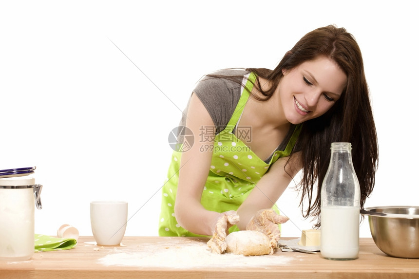 白种人年轻的女用自己的手做面团年轻的烘烤女用白色背景的手做面圈幸福准备图片