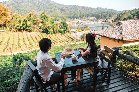 环境风景优美采取亚洲夫妇在泰国湄宏顺华人定居点LeewineRakThai旅行图片