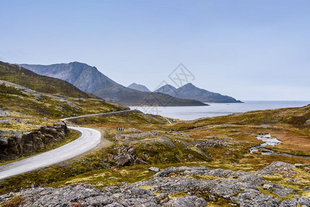 车道风景挪威特罗姆索山沿上一条斜坡道有选择地突出重点图片