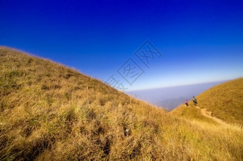 友谊在山上行走的一群远足者图像的边缘是模糊闲暇火山图片