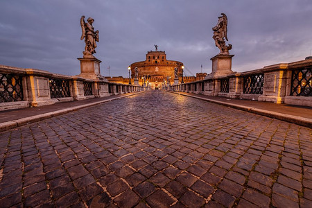 位于意大利黎明的罗马蒂贝尔河上圣天使城堡和桥超过雕像意大利语图片