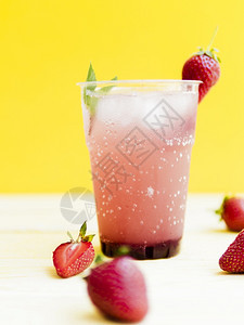 Olymupus数字相机摄影明亮的冰冷鸡尾酒配有新鲜草莓薄荷非酸橙降低图片