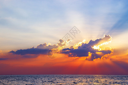 黎明天堂风景优美海面上丽的日落反射在地表水上色彩多的暮光下图片