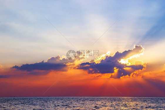 黎明天堂风景优美海面上丽的日落反射在地表水上色彩多的暮光下图片