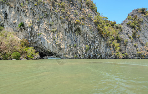 景观泰国PhangNgaBay公园的石灰岛海洞穴独木划艇或皮的主要旅游目地蓝色为了图片