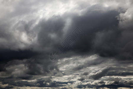 孤独在多云的天气顶部拍摄空中的乌云特写积雨戏剧图片