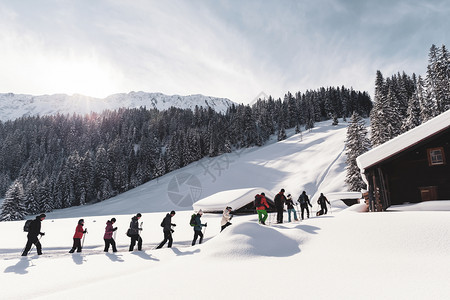 团队搜索阿尔卑斯山的路径有时你必须迷路才能真正找到方向游客人们图片