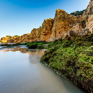 葡萄牙阿尔加维拉各斯波图德莫海滩的绿石岸侵蚀夏天图片