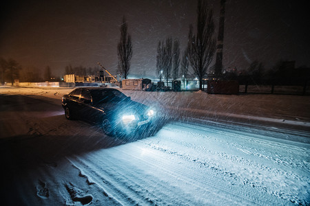 晚上开车在雪地路外面下了很多雪冬天降圣诞节背景图片