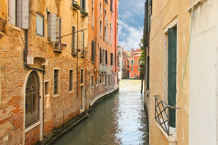 码头在意大利威尼斯的一条狭小运河上城市景观历史图片