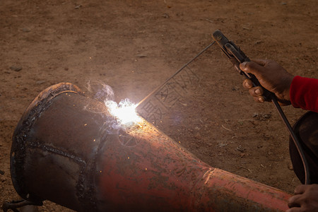 火花工厂金焊接机正在施地焊接金属管道图片