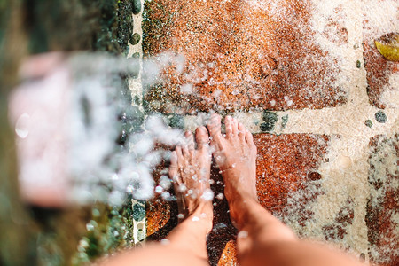 健康热带自然海滩淋浴时女双腿在水下的特写镜头海滩淋浴时女双腿的特写图片