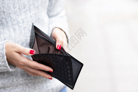 女一名在商场购物时携带钱包的妇女现金贫穷图片
