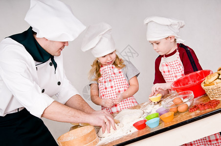 方格的厨师教孩子打钱给小筛年轻的图片