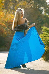 树路自然身着优雅蓝色礼服的金发美丽年轻女子图片