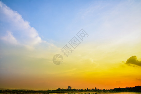 旅行暮明亮的日落和蓝天空在晚间复制图片