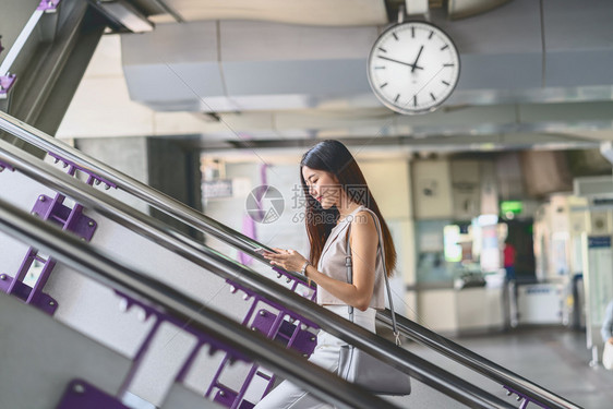东盟青少年运输乘坐智能移动电话的亚洲年轻女乘客在大城市japanesechinese朝韩生活方式和日常commuter及交通中旅图片
