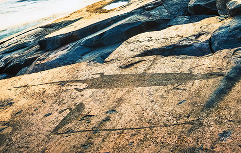 工艺结石术卡累利阿的吸引力是奥涅加岩画公元前42千年的史前岩石雕刻在贝索夫角湖的花岗岩岸边著名符号水獭和天鹅贝索夫角的奥涅加岩画图片