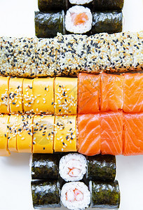 塑料日本理寿司盒子里有不同类型的寿司美味健康的外卖概念俯视图日本料理寿司俯视图不同的美食图片