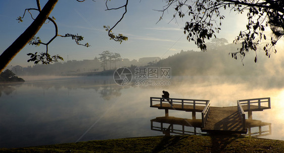 城市亚洲人日出大拉特市令人惊异的地貌清晨在大拉特市的景色中人月光下在小桥上做运动在湖面水上反射池塘中的雾蒸发为越南旅行的浪漫场景图片