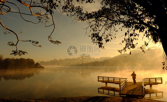 目的地大拉特市令人惊异的地貌清晨在大拉特市的景色中人月光下在小桥上做运动在湖面水上反射池塘中的雾蒸发为越南旅行的浪漫场景城市图片