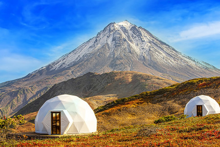 火山斜坡上的白色豪华帐篷图片