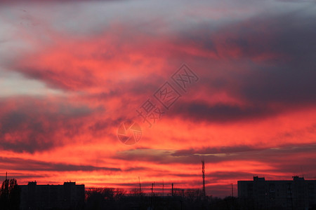 红色日落高于多层房子夜晚城市景色风在暮光镇的黄昏夜市红夕大粉色云晚城红阳比多层房子傍晚城市景色户外休息多于图片