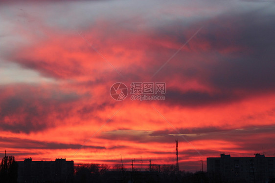 红色日落高于多层房子夜晚城市景色风在暮光镇的黄昏夜市红夕大粉色云晚城红阳比多层房子傍晚城市景色户外休息多于图片